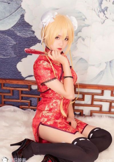 年轻的妈妈观看