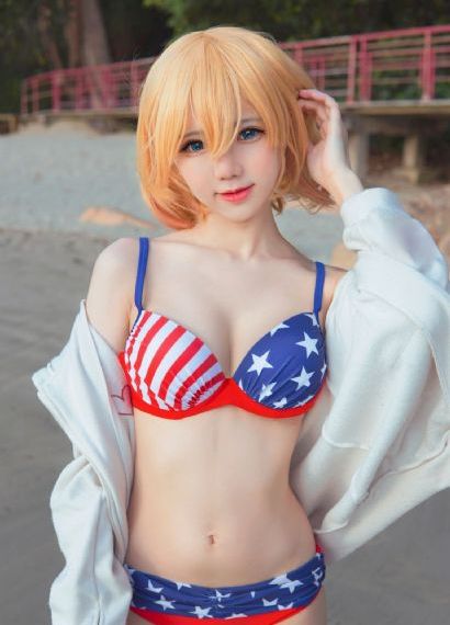 狗子坐凳子上听人唠嗑