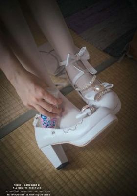 免费美女视频